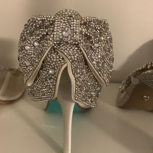 UNIQUE BETSEY JOHNSON WHITE HEELS